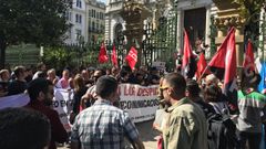Decenes de trabajadores de Zener se manifiestan frente a la Junta coincidiendo con la toma de posesin