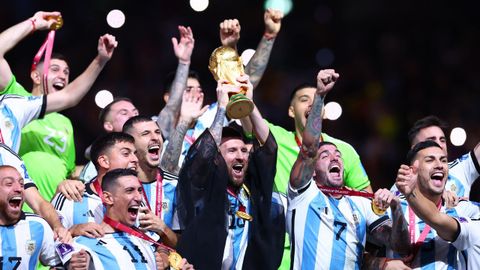 Messi levanta el ttulo que corona a Argentina como campeona 26 aos despus