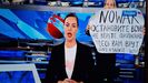Una periodista rusa irrumpe en un informativo con un cartel de «No a la guerra»