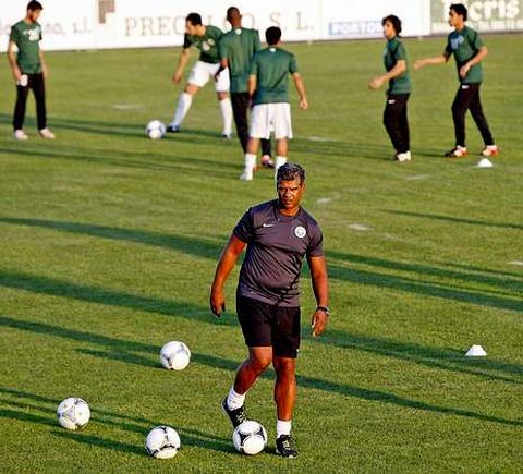 Rijkaard, durante el entrenamiento de su equipo anoche en el campo de Baltar, Portonovo.