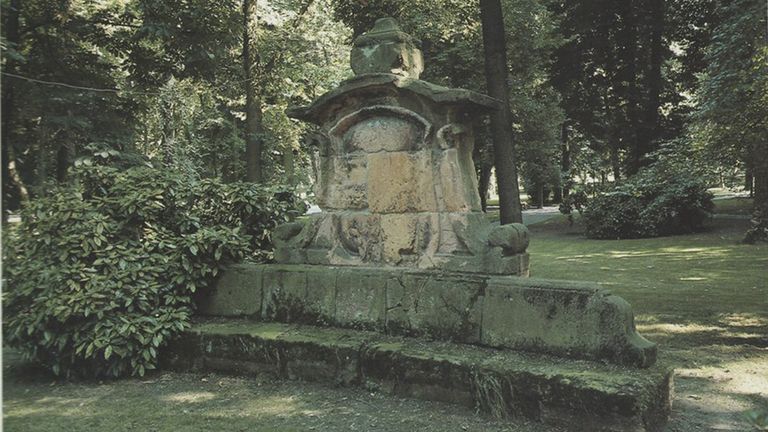 La escultura Silla del Rey durante su ubicación en el Parque San Francisco