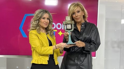 Eva Mora y María Eizaguirre, con el trofeo del Benidorm Fest