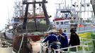 Tripulantes de pesqueros como estos de Burela (foto de archivo) y de buques mercantes en listas de espera para revalidar certificados pueden solicitar prórrogas