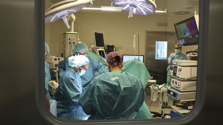 Mario Nogueira: «Mis bueyes aparecieron en series como 'Doctor Who' o en un anuncio de Gucci, pero emociona rodar en el Obradoiro para Netflix»