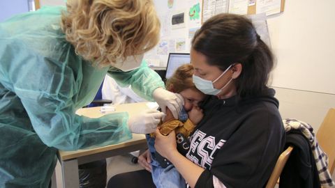 Imagen de archivo de una pequeña recibiendo la vacuna contra la gripe en el inicio de la campaña