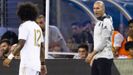 Zidane da instrucciones a Marcelo durante el partido contra el Atlético de Madrid
