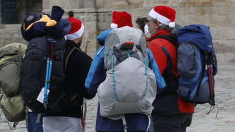 Un grupo de peregrinos llegan a Santiago con gorros de Navidad.