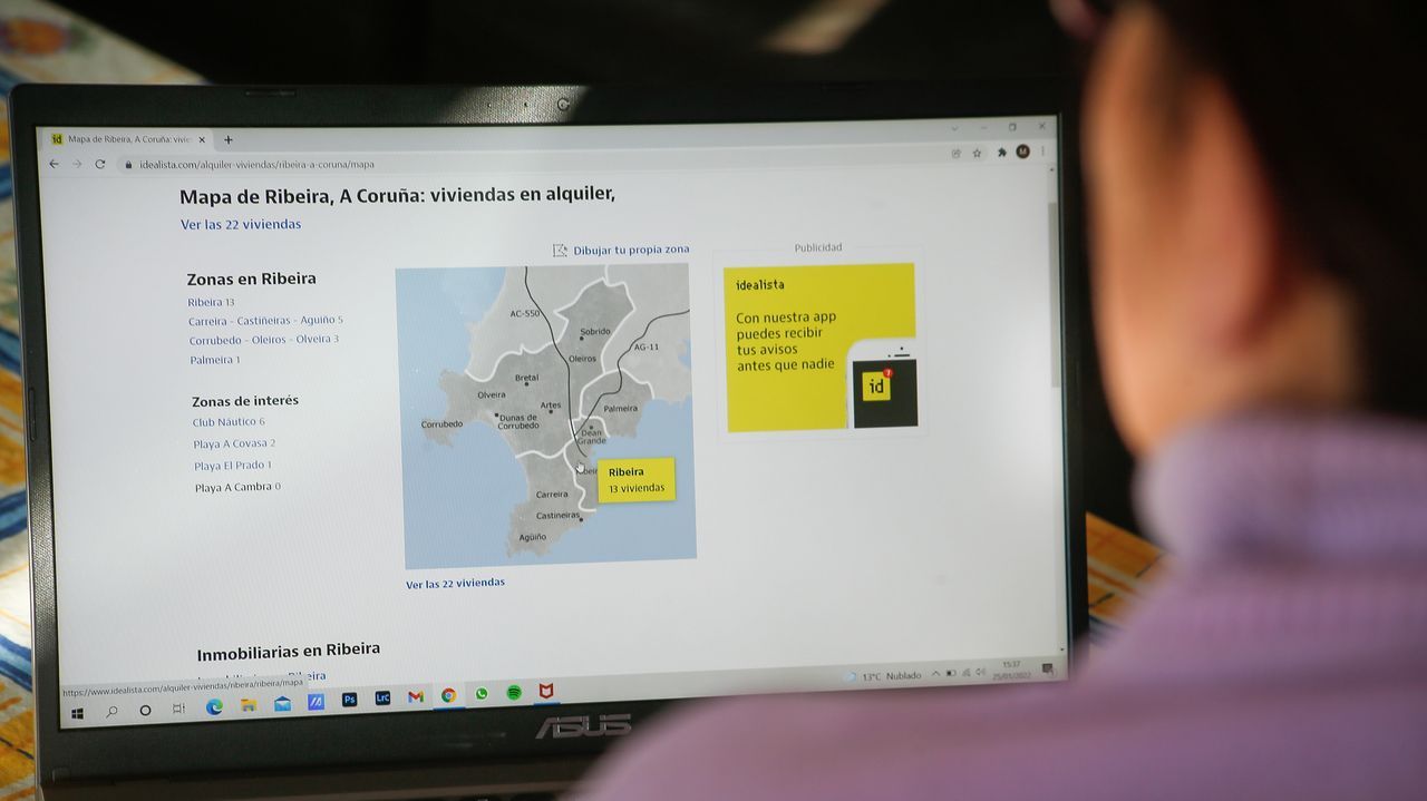 Escolares del colegio Castelao de Rianxo, entra en clase en una fotograf�a de archivo