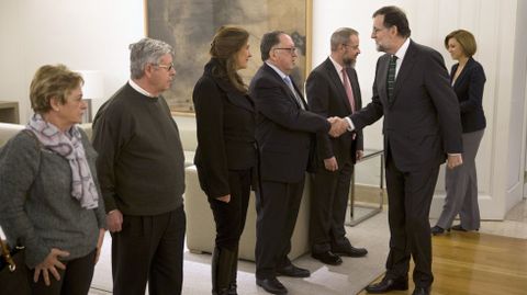 Rajoy y Cospedal saludan a los representantes de la Asociacin de Vctimas del Yak-42