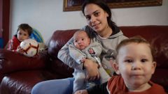 Tamara, con sus tres hijos en su casa en Elvia (A Corua)