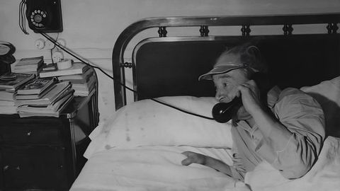  Camba hablando por teléfono desde la cama de su habitación del Hotel Palace.