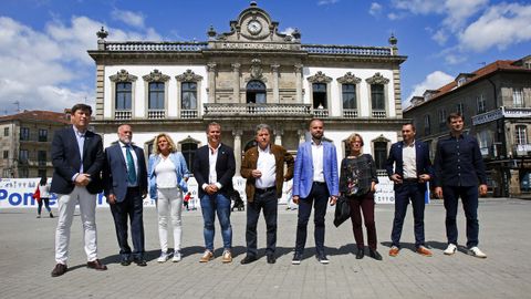 Los nueve candidatos a la alcalda de Pontevedra posan delante de la casa Consistorial