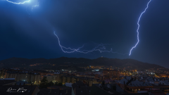 Un rayo impactando sobre la antena de RTVE, ubicada en el Monte Naranco, durante la madrugada