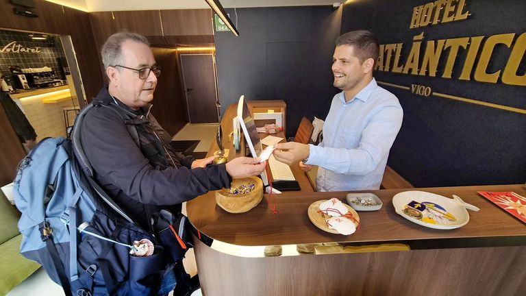Vigo ya cobra la tasa turística en sus hoteles, más barata que las de A Coruña y Santiago: «No creo que afecte, es poco»
