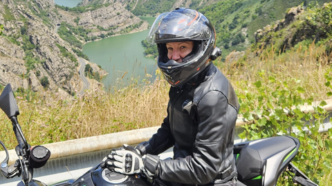 Lisa Steingold de ruta por Asturias sobre su Kawasaki Z900