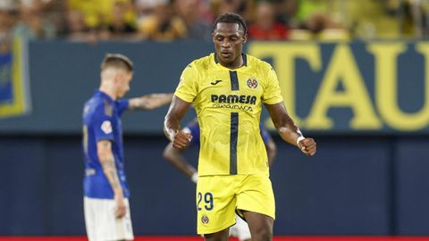 Etta Eyong, durante el partido entre el Villarreal y el Real Oviedo