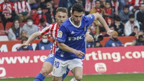 Borja S�nchez escapa de la vigilancia de Bogdan durante el derbi entre Sporting y Real Oviedo