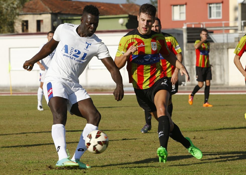 Jarju, a la izquierda, controla el bal�n en el partido del pasado domingo ante el Laracha. 