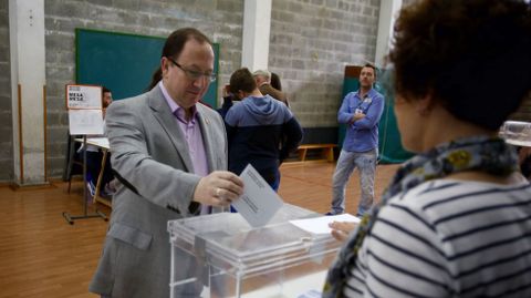 Jos Manuel Blanco, candidato de TEGA a la Alcalda de Narn, deposit su voto en el colegio de A Gndara a las diez de la maana