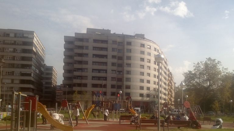 Vecinos disfrutando del buen tiempo en la pista de Las Meanas, en el centro de Avilés.