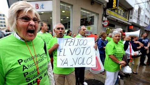 Sonora protesta de afectados por las preferentes ayer delante de una de las oficinas de Novagalicia en Ferrol.