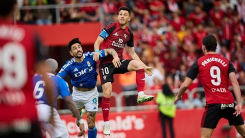 Reina supera a Costas en la acción que acabó en el 1-0 del Mirandés
