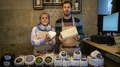 Rita y Eusebio, en la tienda de la quesería Riola en Allariz