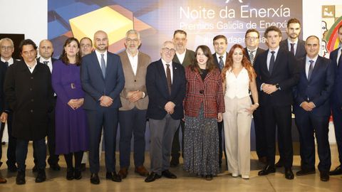 Foto de familia de premiados y autoridades en la Noche de la Energa