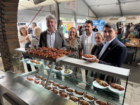 Pedro Blanco, a la derecha,visitla Festa do Marisco.