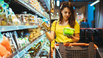 Una mujer compara las etiquetas nutricionales de dos alimentos.