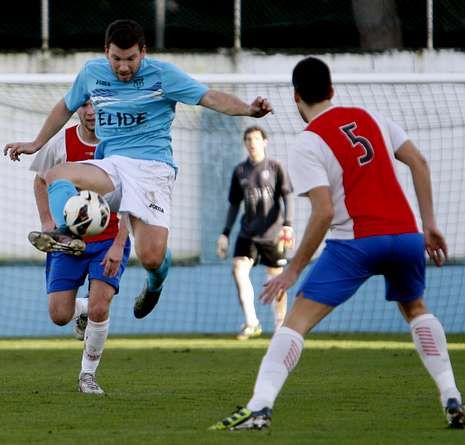 Nostalgia sobre cuatro ruedas.Pese a su descenso, el Viveiro volver� a encontrarse con el O Val. 