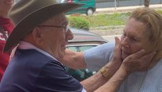 El abrazo interminable de dos hermanos de Pontevedra tras 42 años sin verse
