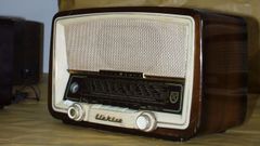 Detalle dun aparato de radio antigo.