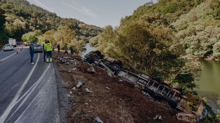 Vuelca un camión cargado de cerdos en Nogueira de Ramuín y caen al río Miño varios animales