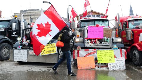 Los camioneros mantienen bloqueado el centro de Ottawa, en una acción en la que se mezclan protestas contra la vacunación obligatoria y críticas desde la extrema derecha al Gobierno de Trudeau
