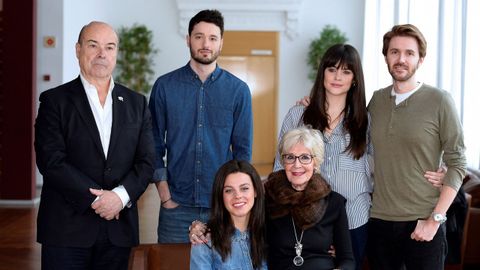 Concha Velasco junto a su hijo Manuel, Antonio Resines, y el resto de actores que participan en «El funeral»