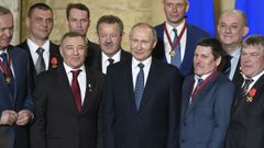 Putin posa con los constructores del puente de Crimea condecorados, entre ellos el oligarca Arkadi Rotenberg (a la derecha del presidente)