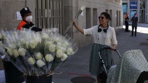 DA DE LA MADRE.El Concello de Ourense regal rosas blancas a las madres