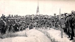 Los famosos Rough Riders del ejrcito de EEUU posan despus de conquistar con graves prdidas la loma de San Juan, (Cuba) defendida por espaoles, durante la guerra de 1898