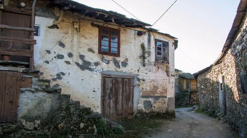 Construcciones tradicionales en estado de abandono en el lugar de Beirn
