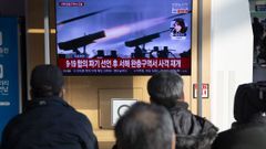 Ciudadanos de Seúl delante de televisores siguiendo las noticias sobre la escalada de la tensión entre las dos coreas