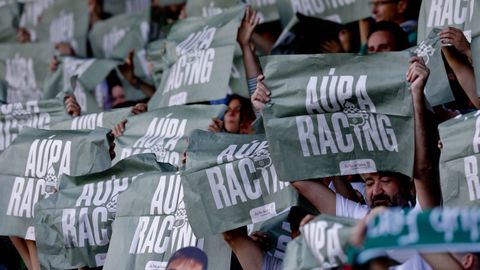 Mosaico verde exhibido durante el partido del ascenso ante el Celta B.