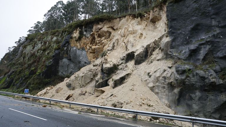 Un desprendimiento de tierras provoca el corte de un tramo de la autopista Vigo-Baiona