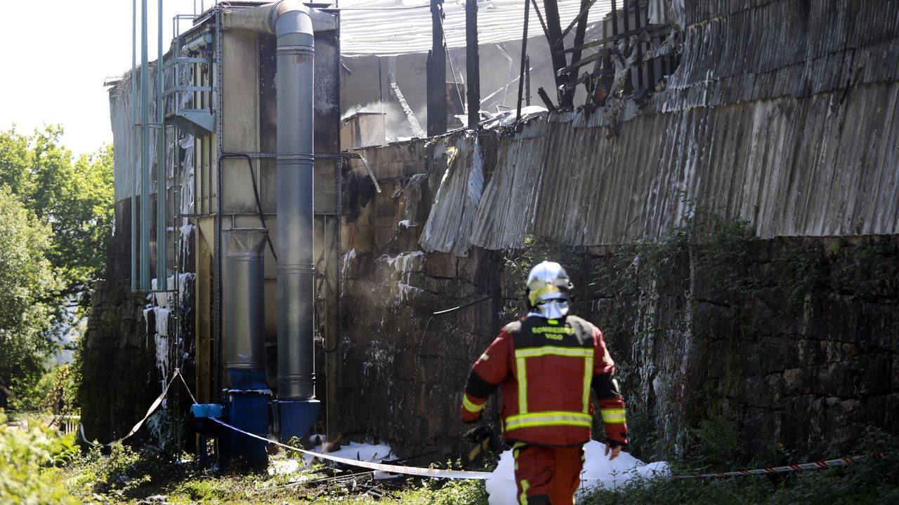 La Policía Científica investiga las causas del incendio de la fábrica