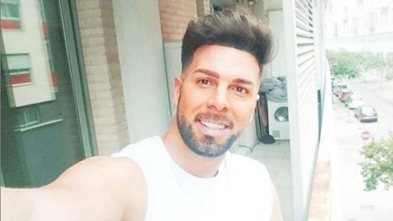 Un�camino sin caminantes.En la piscina, Carla lleva un bikini de tirante espagueti de la dise�adora ferrolana Isabel Works y Javi una blusa con lazada del armario de la madre de Carla