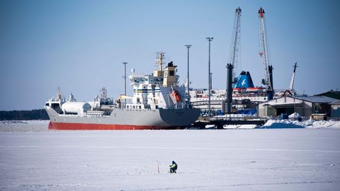 Un hombre pesca sobre el hielo del puerto de Vaasa (Finlandia), en el Mar Bltico