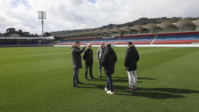 Manuel Pérez, jefe del Servizo de Deportes de la Xunta, junto a los José Manuel Fernández y Raúl Rois, explicaron a los emisarios de la nacional los detalles de O Couto