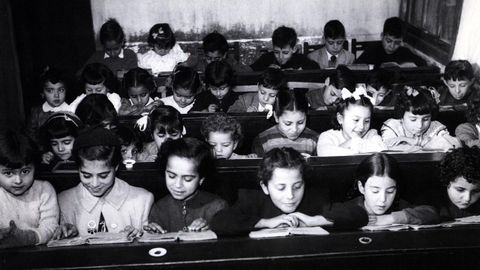 Nias y nios corueses, juntos en el aula de un colegio corus en los aos 40.