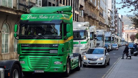 Vehículos pesados circulando en caravana por la ciudad de Ourense esta mañana