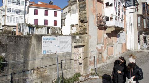 Ruinas de un edificio de Ferrol Vello que será recuperado con el plan Rexurbe, con el primer inmueble ya reconstruido, al fondo, al amparo de este programa.